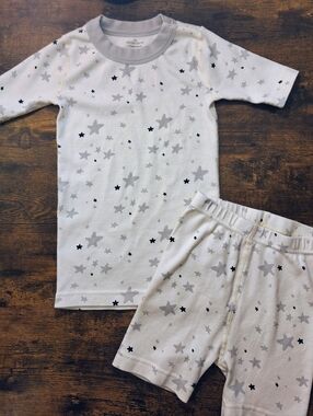 Hanna Andersson Creme Pajama Set with Gray and Black Stars